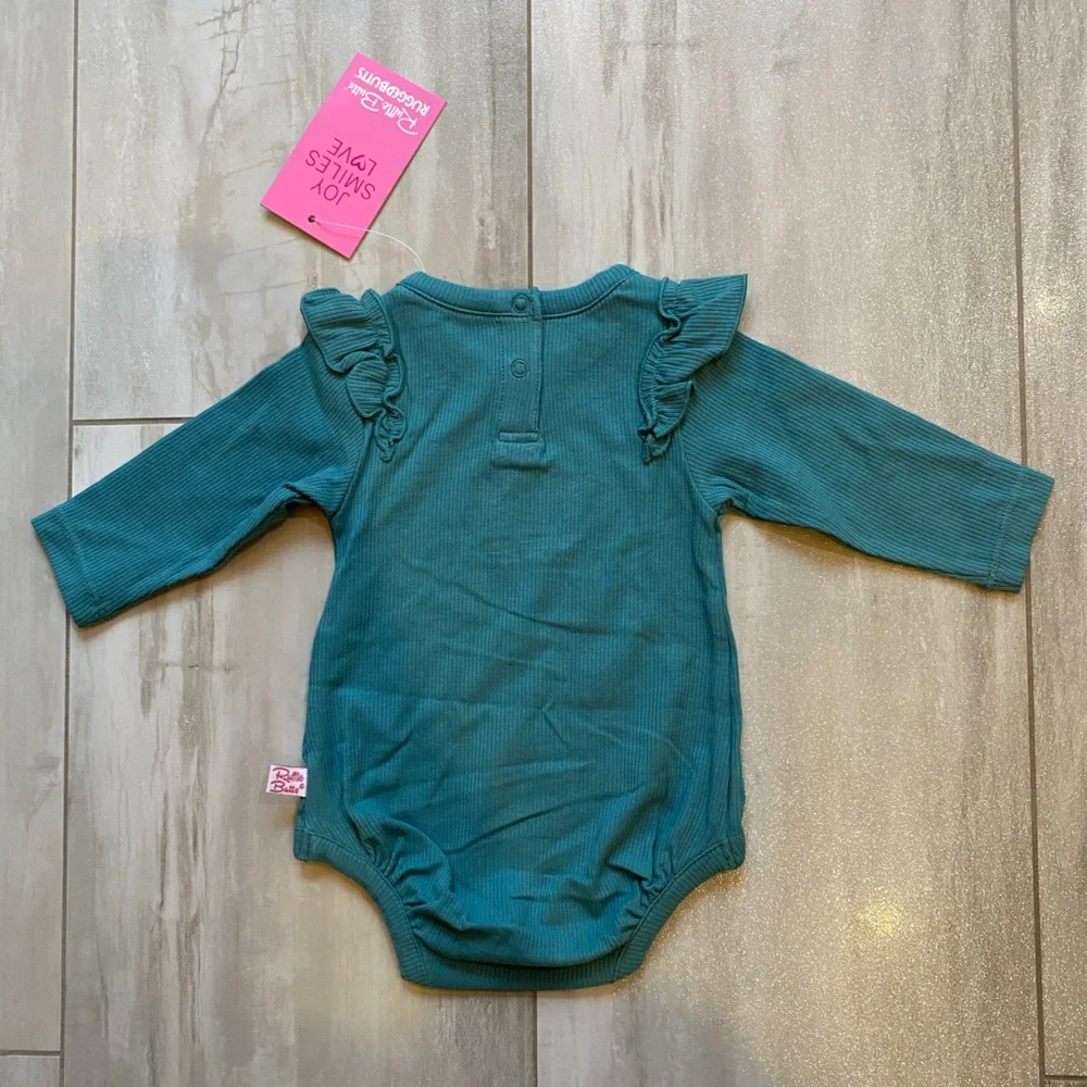 NWT RuffleButts Brittany Blue Rib Knit Long Sleeve Flutter Ruffle Bodysuit, 0-3M